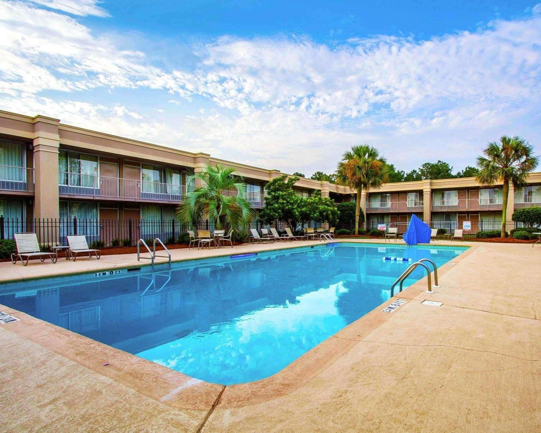 Clarion Inn & Suites Dothan South Exterior photo