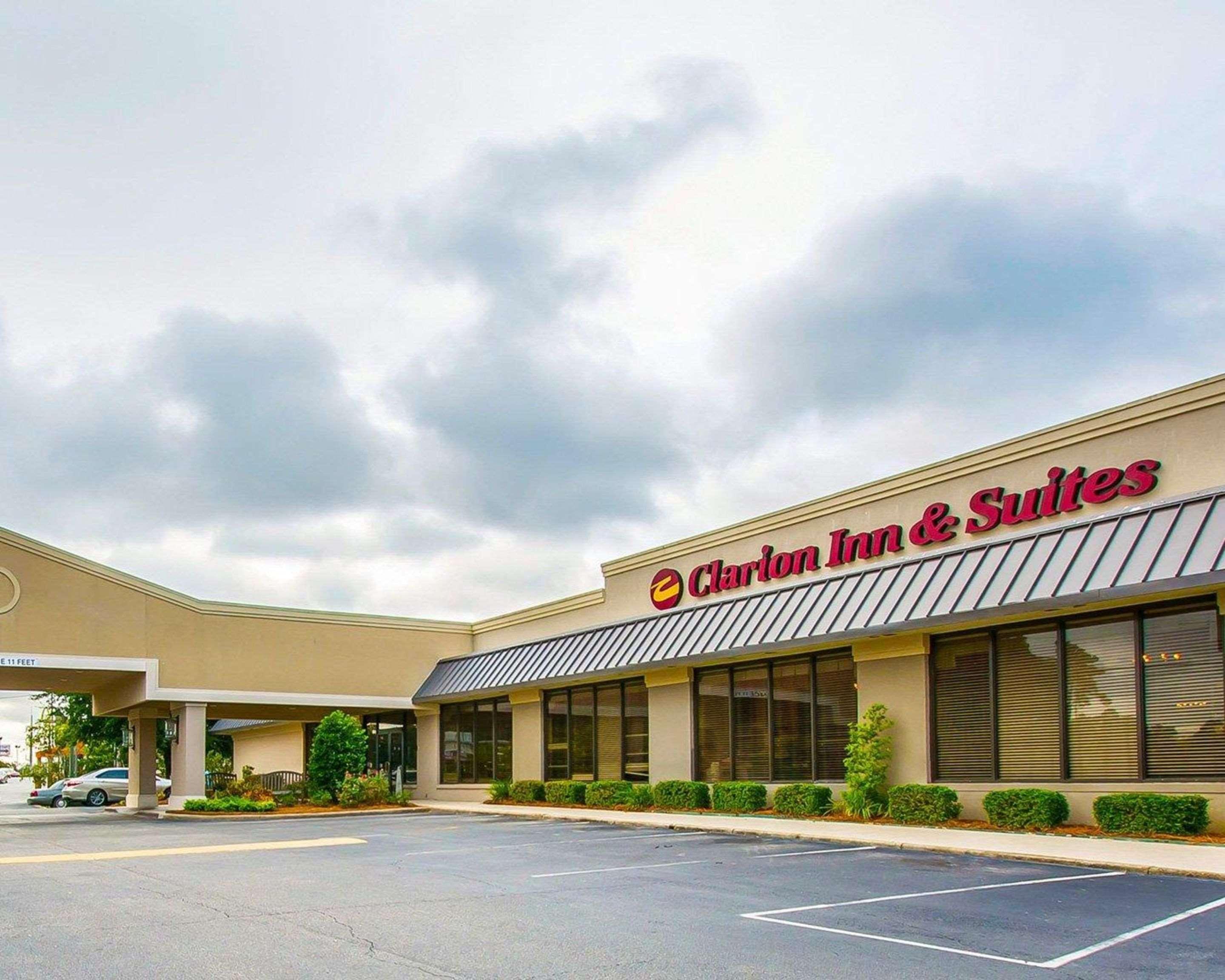 Clarion Inn & Suites Dothan South Exterior photo
