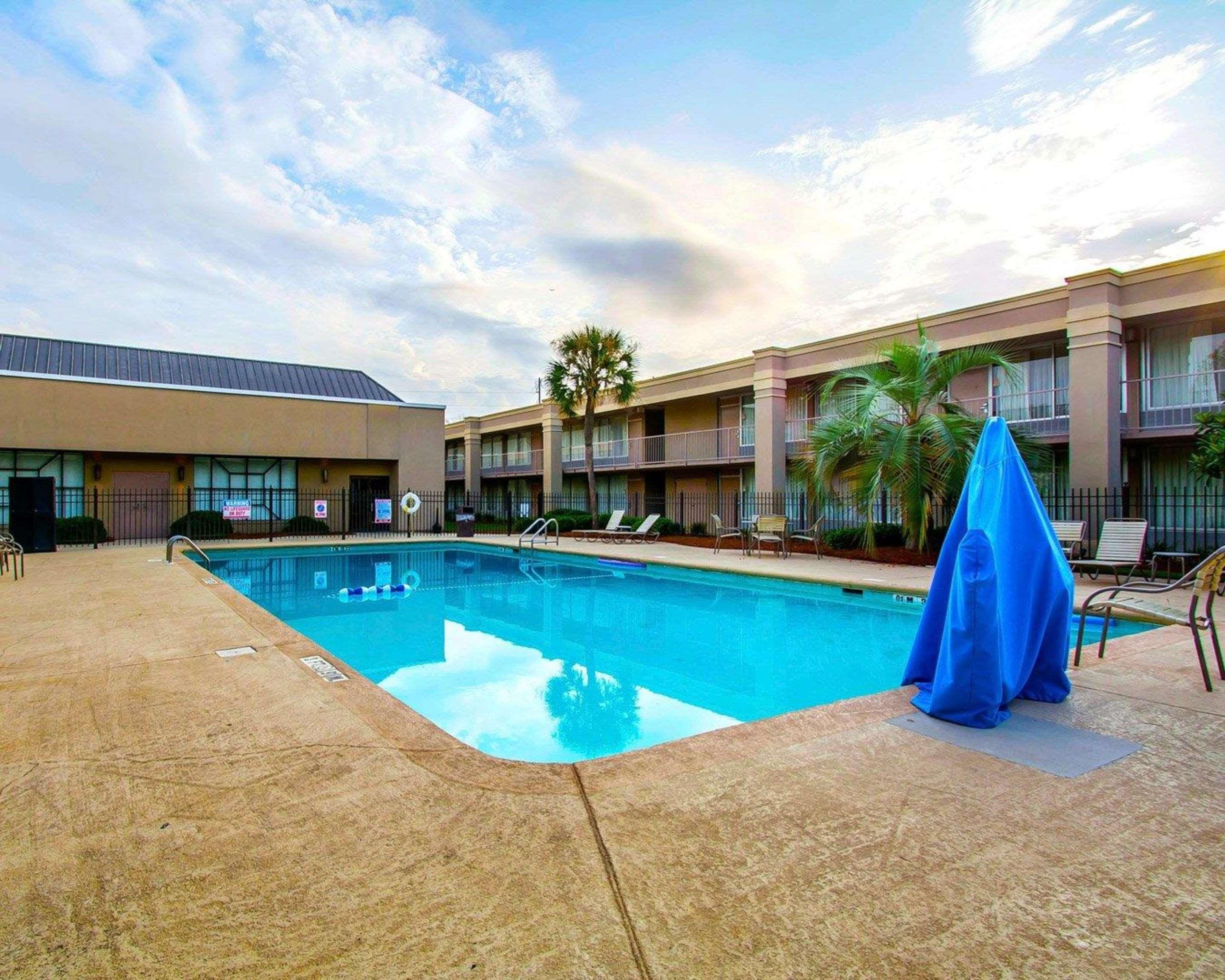 Clarion Inn & Suites Dothan South Exterior photo