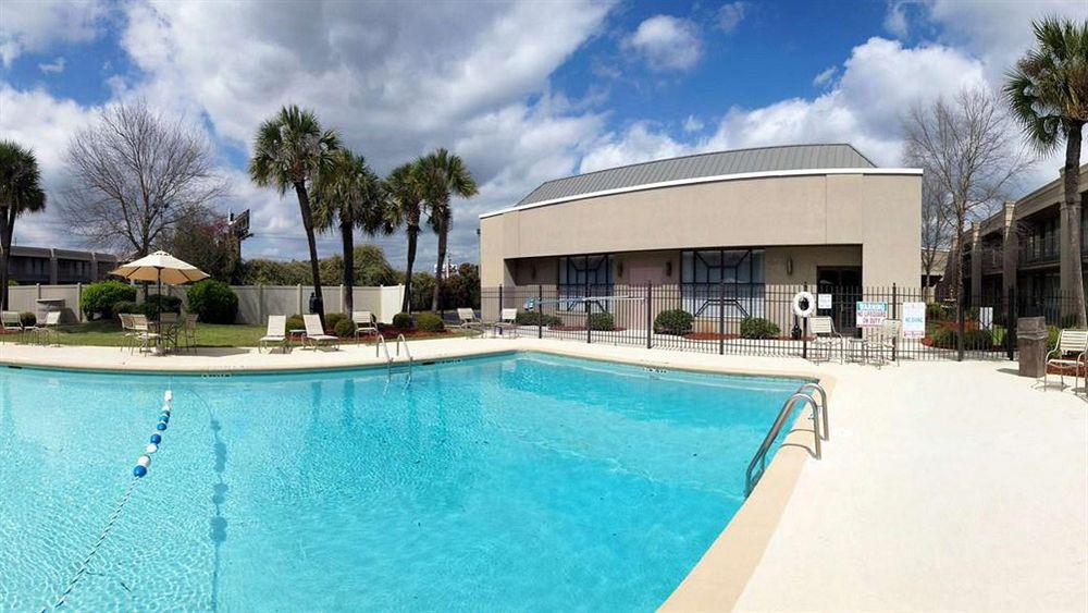 Clarion Inn & Suites Dothan South Exterior photo